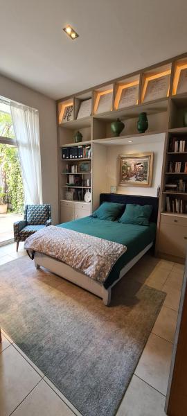 Suite indépendante avec 1 chambre et 1 bureau